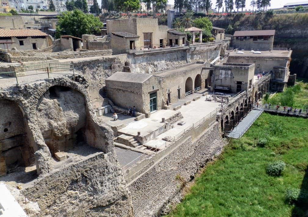 “L’antica spiaggia e il fronte mare di Herculaneum” Conferenza di Francesco Sirano, Direttore del Parco Archeologico di Ercolano  Mercoledì 1 giugno ore 18.00  in diretta dal Museo Archeologico Nazionale di Taranto